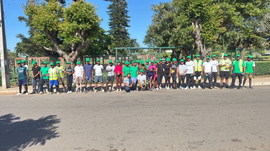 Participantes da Corrida pela Saúde do ISGE-GM reunidos ao ar livre