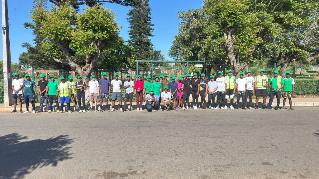Participantes da Corrida pela Saúde do ISGE-GM reunidos ao ar livre