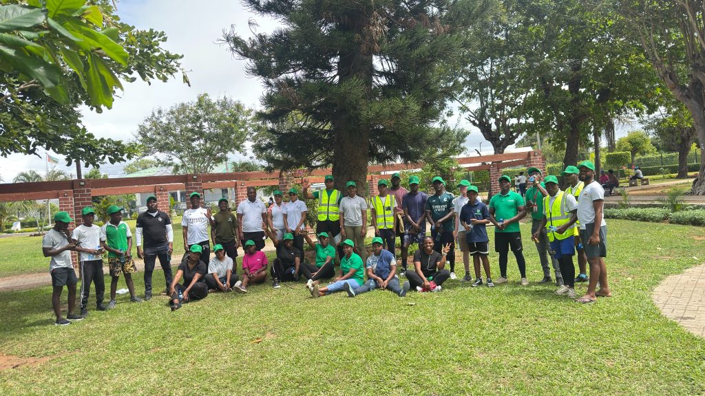 Participantes da Corrida pela Saúde do ISGE-GM reunidos ao ar livre