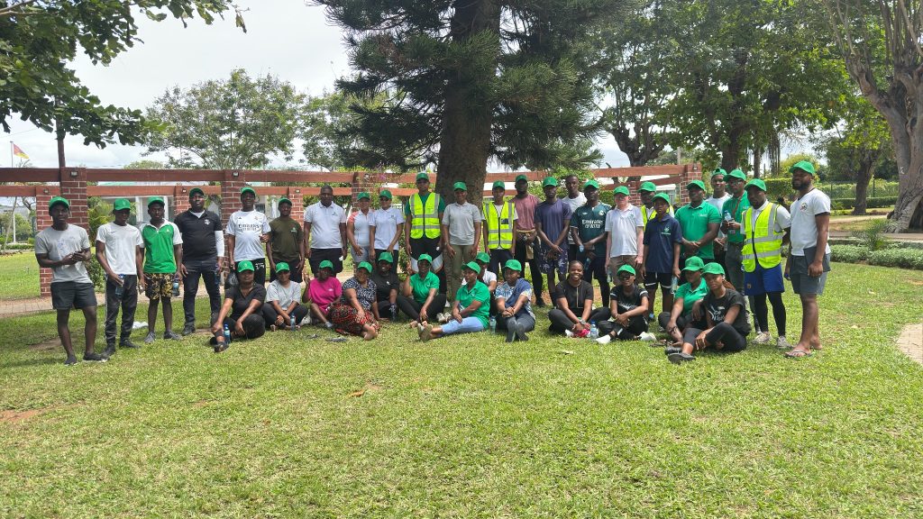 Participantes da Corrida pela Saúde do ISGE-GM reunidos ao ar livre