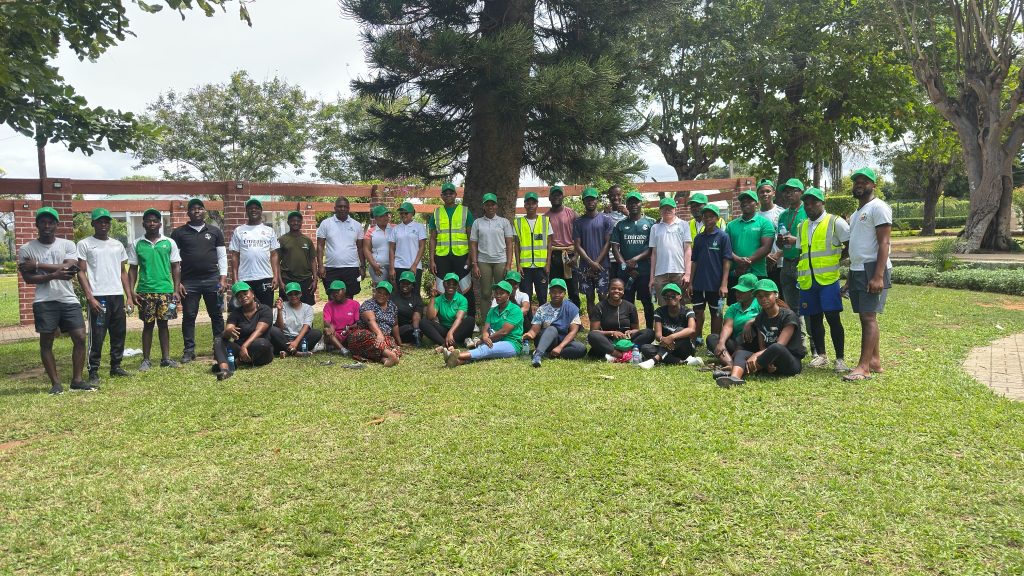 Participantes da Corrida pela Saúde do ISGE-GM reunidos ao ar livre