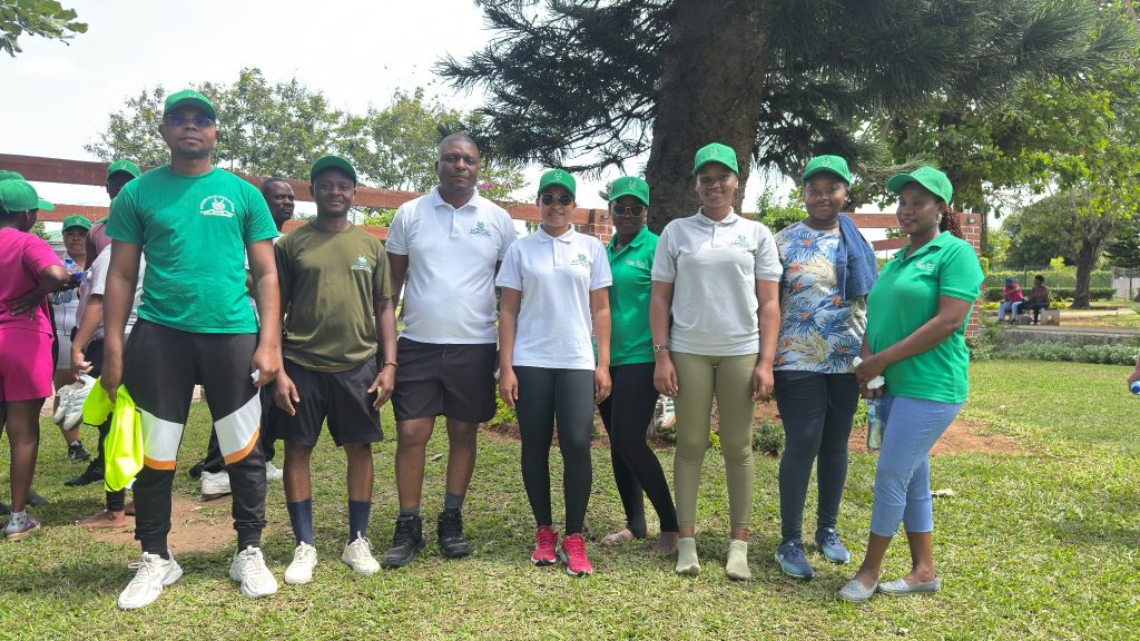 Participantes da Corrida pela Saúde do ISGE-GM reunidos ao ar livre