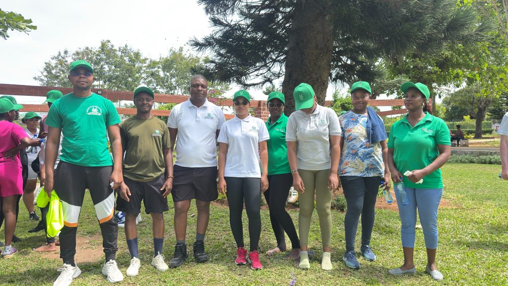 Participantes da Corrida pela Saúde do ISGE-GM reunidos ao ar livre