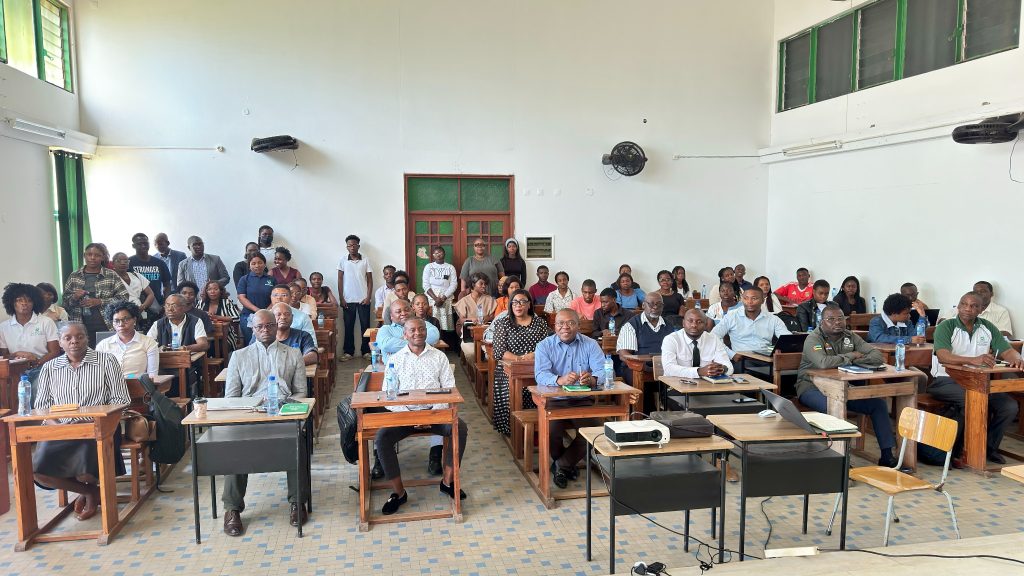Vista geral dos participantes no auditório
